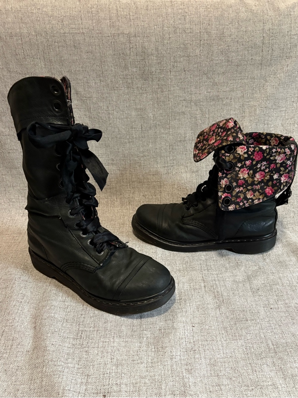 Dr. Martens Triumph 1914 Black Leather Fold-Over Floral Combat Boots SIZE 9